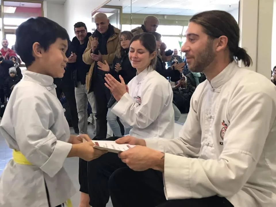Remise de ceinture à un jeune élève