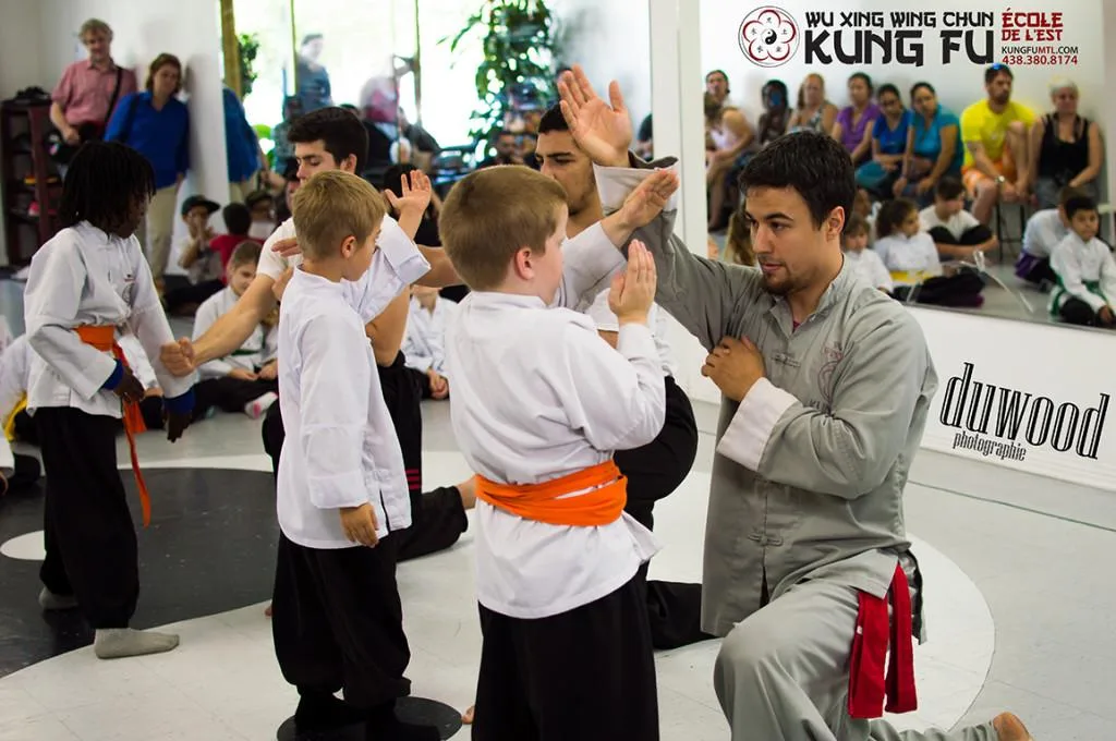 Cours d'enfants avec instructeur