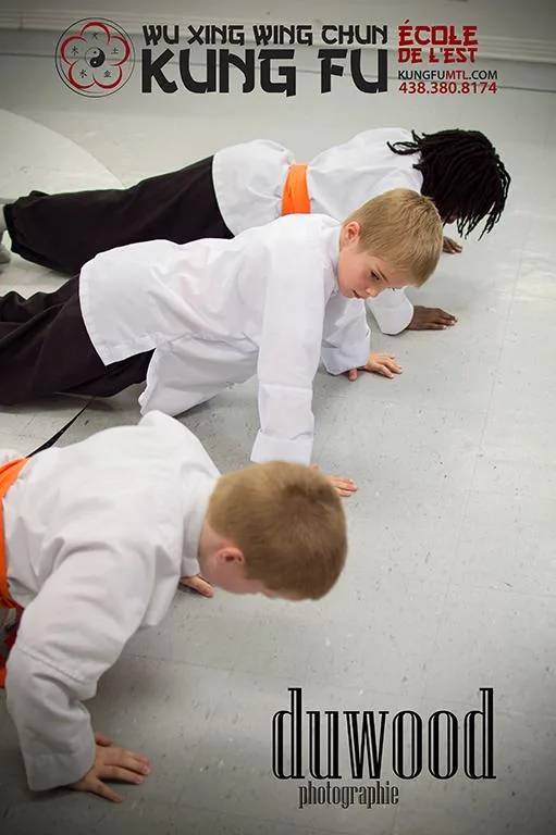 Enfants en exercice de pompes