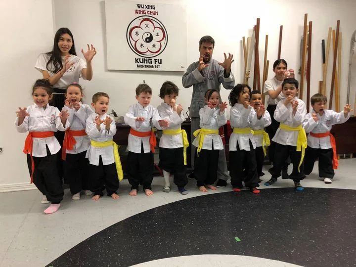 Groupe d'enfants de l'école Wu Xing avec leurs ceintures