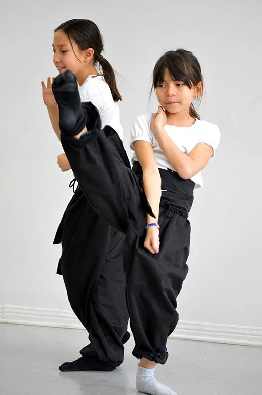Deux jeunes élèves en garde