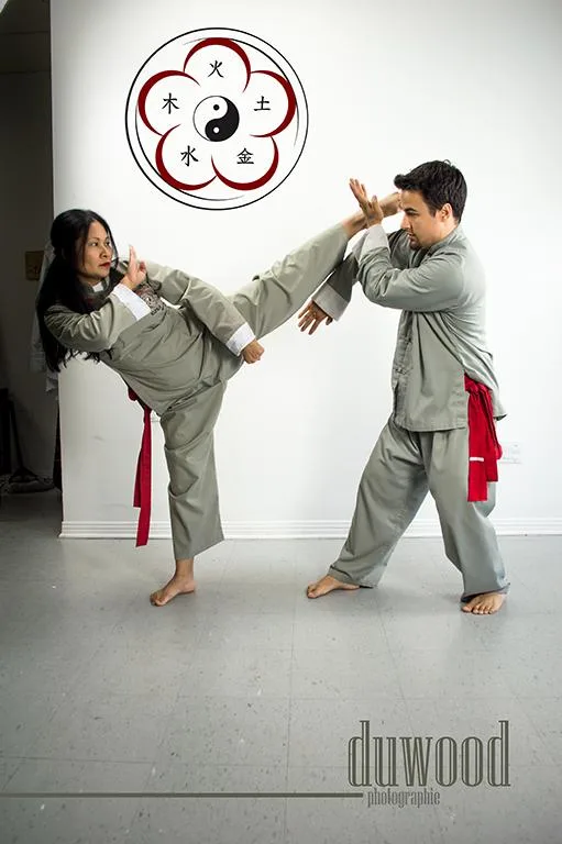 Instructrice et élève en exercice de coups de pied