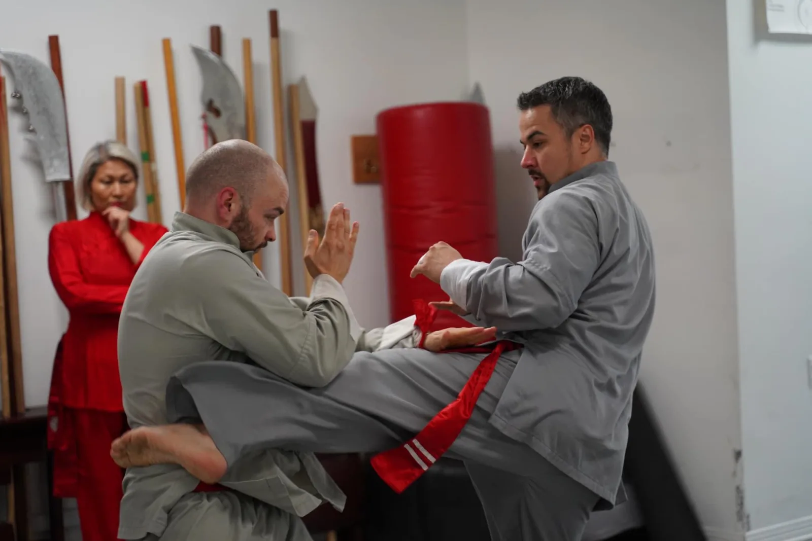 Exercice à deux sous l'œil d'une instructrice