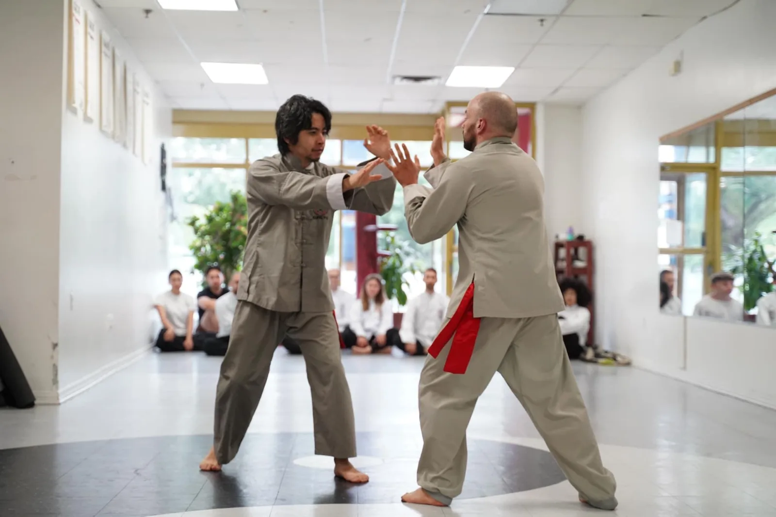Deux adultes en exercice de combat au Wing Chun