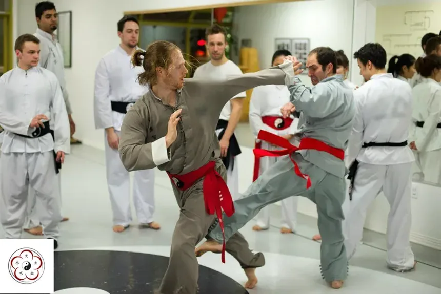 Élèves en exercice de combat